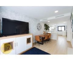 SE VENDE VILLA DE DOS DORMITORIOS CON VISTAS AL MAR EN FINESTRAT CON PARKING Y PISCINA COMUNITARIA