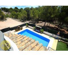 SE VENDE VILLA DE TRES DORMITORIOS CON PISCINA PROPIA EN FINESTRAT SIERRA CORTINA