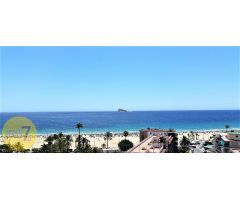 SE VENDE EXCELENTE PISO DE TRES DORMITORIOS CON VISTAS AL MAR EN LA PLAYA DE PONIENTE BENIDORM