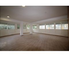 Reformado bastante amplio local comercial en avenida del  Mediterráneo con licencia de oficina.