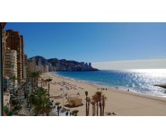 Amplio dúplex con vistas espectaculares en 1 Linea playa Levante.