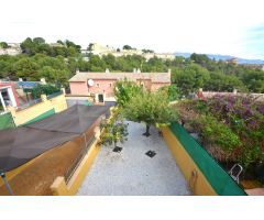 SE VENDE VILLA  DE DE 4 DORMITORIOS EN LA NUCIA ZONA NOU ESPAI