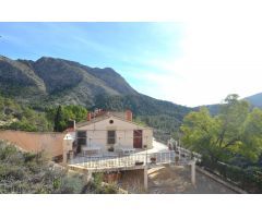 SE VENDE FINCA DE 8 DORMITORIOS CON 900.000M2 DE TERRENO EN ORXETA