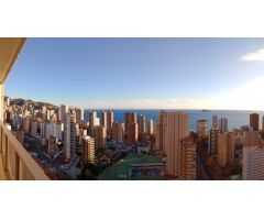 Gran piso con 4 dormitorios y vistas espectaculares al mar y bahía de Benidorm.