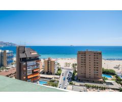 Ático en segunda línea de playa Poniente con vistas panorámicas al mar, a la playa y a la ciudad.