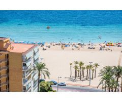Ático en segunda línea de playa Poniente con vistas panorámicas al mar, a la playa y a la ciudad.
