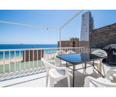 Ático en segunda línea de playa Poniente con vistas panorámicas al mar, a la playa y a la ciudad.
