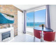 Ático en segunda línea de playa Poniente con vistas panorámicas al mar, a la playa y a la ciudad.