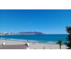 Impresionante gran Ático en 1 Linea playa Poniente con vistas de lujo al mar y Benidorm.