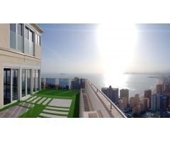 Impresionante Ático -Dúplex reformado de lujo y vistas magnificas al mar y bahía de Benidorm.