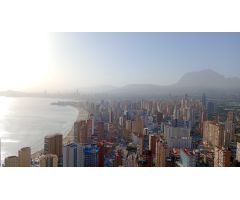 Impresionante Ático -Dúplex reformado de lujo y vistas magnificas al mar y bahía de Benidorm.