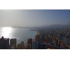 Impresionante Ático -Dúplex reformado de lujo y vistas magnificas al mar y bahía de Benidorm.