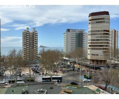 Amplio piso con 3 dormitorios y garaje cabinado a unos pasos de playa Levante y zona Centro.