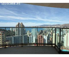 Amplio apartamento con 2 terrazas independientes y vistas preciosas al mar y Benidorm.