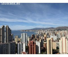 Amplio apartamento con 2 terrazas independientes y vistas preciosas al mar y Benidorm.
