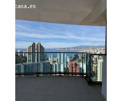 Amplio apartamento con 2 terrazas independientes y vistas preciosas al mar y Benidorm.