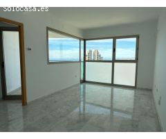 Amplio apartamento con 2 terrazas independientes y vistas preciosas al mar y Benidorm.