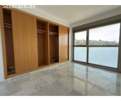 Amplio apartamento con 2 terrazas independientes y vistas preciosas al mar y Benidorm.