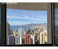 Amplio apartamento con 2 terrazas independientes y vistas preciosas al mar y Benidorm.
