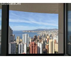 Amplio apartamento con 2 terrazas independientes y vistas preciosas al mar y Benidorm.
