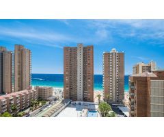 Totalmente reformado apartamento con vistas  preciosas al mar ubicado en 2 Linea playa Levante.