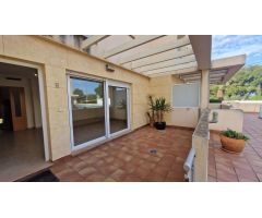 Dúplex espacioso, 3 dormitorios, 2 baños, solárium, garaje, piscina, en Los Montesinos