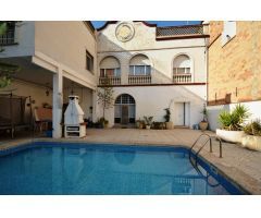 CASA EN VENDA AMB JARDÍ - PISCINA I DOS GARATGES A IGUALADA - PASSEIG