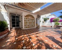 Amplia casa con jardín en venta en Salobreña