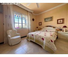 Amplia casa con jardín en venta en Salobreña