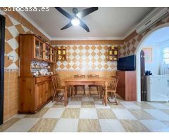 Amplia casa con jardín en venta en Salobreña