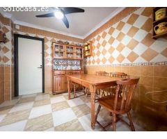 Amplia casa con jardín en venta en Salobreña