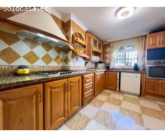 Amplia casa con jardín en venta en Salobreña