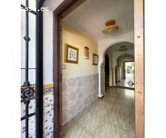 Amplia casa con jardín en venta en Salobreña