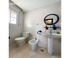Amplia casa con jardín en venta en Salobreña
