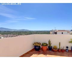 Amplia y luminosa casa en venta en Salobreña