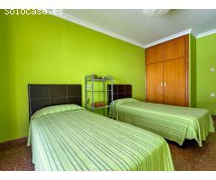 Amplia y luminosa casa en venta en Salobreña
