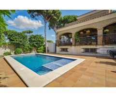 Espectacular Chalet en Chiclana de la Frontera con Piscina Privada y Amplios Espacios