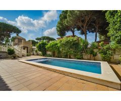 Espectacular Chalet en Chiclana de la Frontera con Piscina Privada y Amplios Espacios