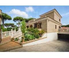 Espectacular Chalet en Chiclana de la Frontera con Piscina Privada y Amplios Espacios