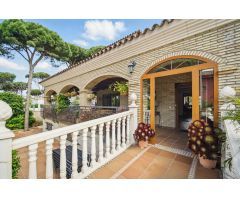 Espectacular Chalet en Chiclana de la Frontera con Piscina Privada y Amplios Espacios