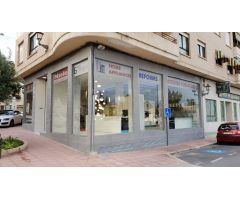 Fantástico local comercial en pleno corazón de Alfaz del Pi. Reformado y con 5 escaparates.