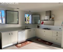 AMPLIO Y BONITO JARDIN CON PISCINA CHALET terreno 1000 metros  zona playa San Juan