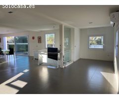 AMPLIO Y BONITO JARDIN CON PISCINA CHALET terreno 1000 metros  zona playa San Juan