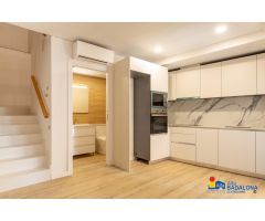 Piso dúplex en planta baja de 3 habitaciones con Patio de Obra Nueva