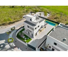 VILLA DE LUJO INDEPENDIENTE