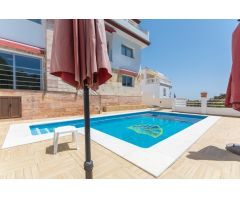Chalet independiente de cinco dormitorios, con piscina privada, en Urb Doña Pilar.