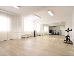 Se alquila sala polivalente ubicado en estudio coworking del Poble Sec
