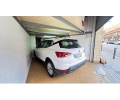 Garaje en venta para coche y moto con altillo en el Poble sec