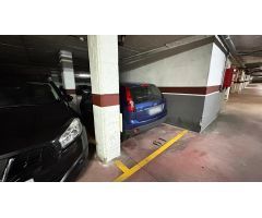 Se vende plaza de parquing para coche mediano en la zona del Parc del Estatut.