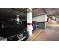 Se vende plaza de parquing para coche mediano en la zona del Parc del Estatut.
